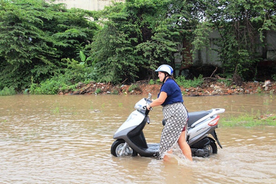 [-]TP[-]HCM[-]tiếp[-]tục[-]ngập[-]nặng,[-]kẹt[-]xe[-]khắp[-]nơi